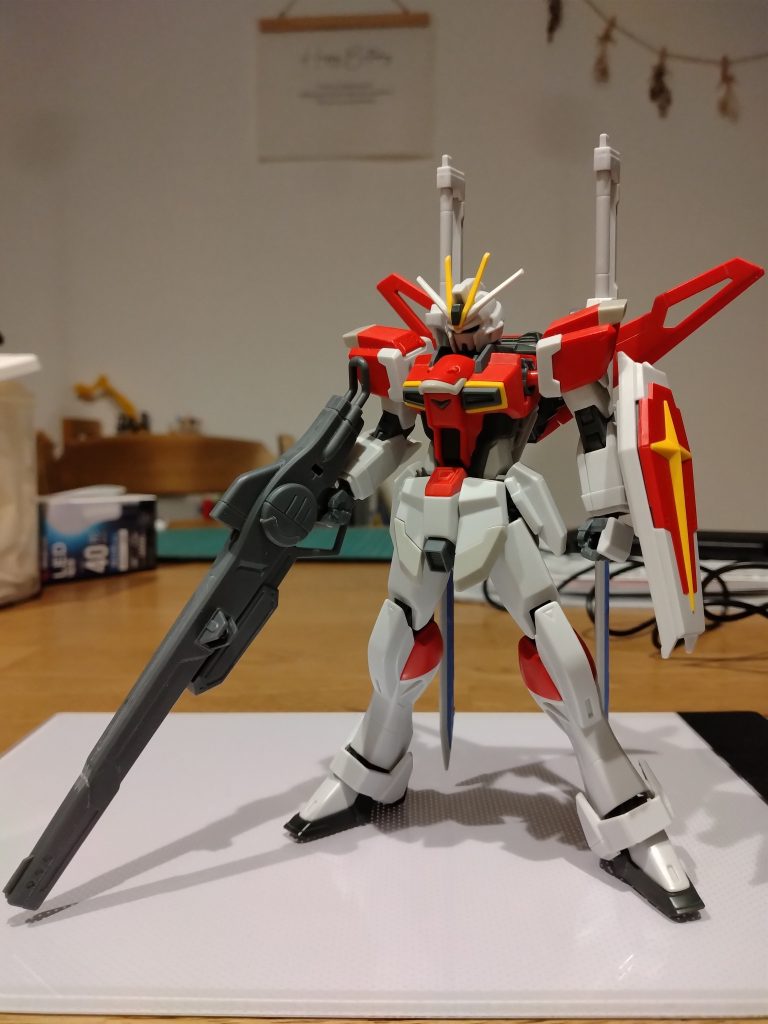 素組み、ダボ穴の処理、プロポーションの確認組み立てて思いました・・・実際に見てみるとものすごくスタイルがいいです。そして顔がイケメンでした。悪ックスですね。カッコいいだけに下半身がさっぱりしている印象があり、ここを何とかすればもっと良くなるんじゃないかと。思いきって新しくスジ彫りすることします！（夢中になり撮り忘れました。すみません。スジ彫りした場所は頭と前腕、フロントスカート、足のパーツです）。