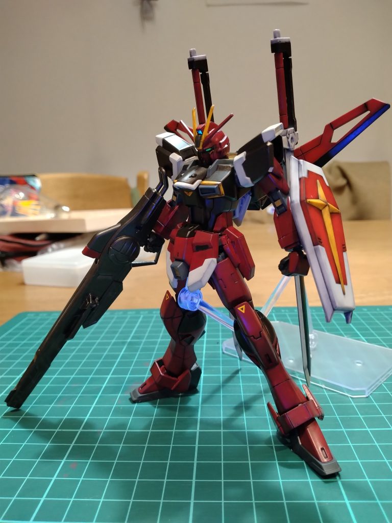 補足プレバンのインパルスを筆塗り塗装で塗り分け、試製レールガンはキャバリアーアイフリッドから拝借した謎の贅沢仕様です。シールドとアンテナ、ブーメランの部分はリアルタッチマーカーでグラデーションぽくしています。本体カラーと色合いを合わせるためです。この機体は角が多くエッジに塗料がうまくつかなかったのでウェザリングマスターで誤魔化してます（定番化しています）。