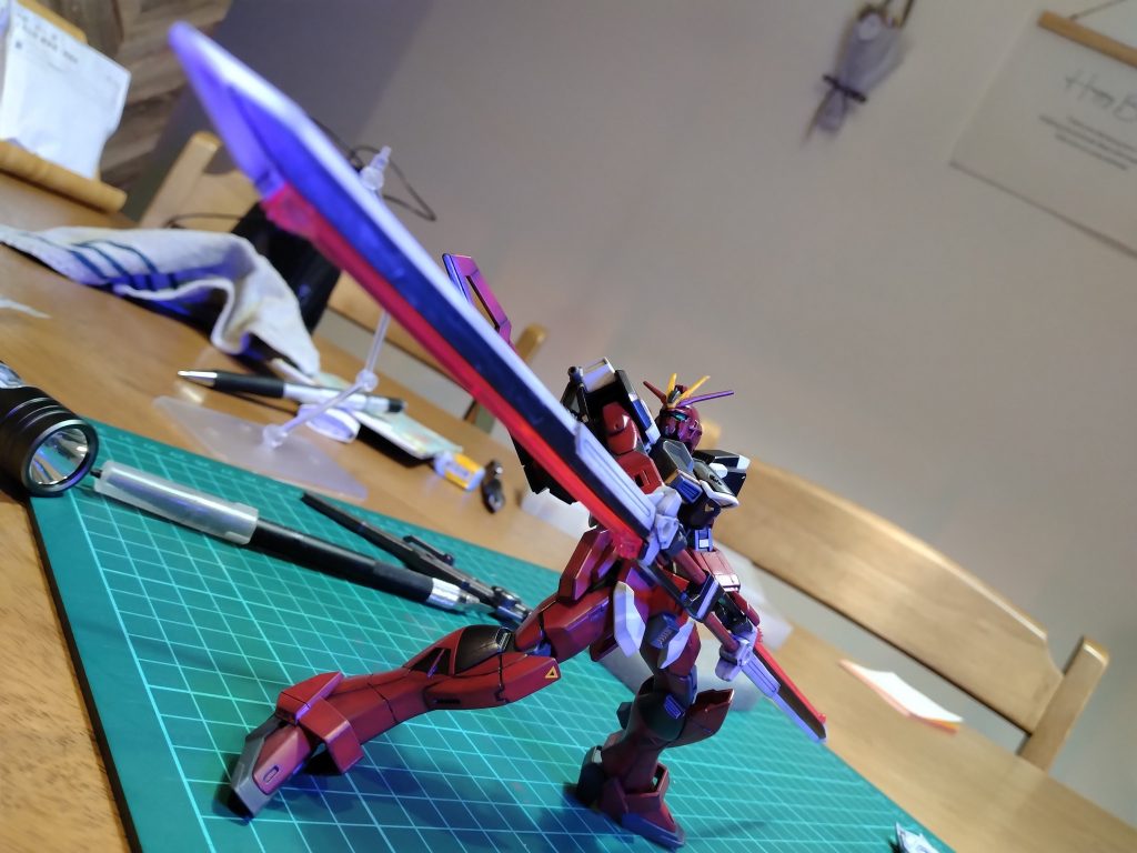 少し重たそうに構えている姿がいかにも強そうな武器に見えてカッコいいですね（宇宙空間だったので関係ないですが）。ロマンな武器です。どう使うの？よりカッコよさが勝っています・・・。正解よりも答えが合った瞬間です。