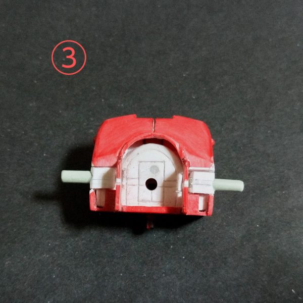 ガンキャノン胴体の胸部の加工です。①の画像で・紫色の矢印の様に積層プラ板から内部フレームを製作しました。・緑色の矢印で肩の可動関節を製作して青色の矢印のアルミ線で接続しました。・黄色の矢印で内部で一体化していたインテークを切り離して今回の内部フレームに取付けして後ハメ出来るように加工しました。②の画像で肩の取付け軸を2ミリ上げて加工。③の画像で首の取付け部を切除して一段下げました。そして見えなくなる所ですが内部フレームにそれっぽいモールドをスジ彫りしました。腕部加工編へ続く🙏&nbsp;（3枚目）