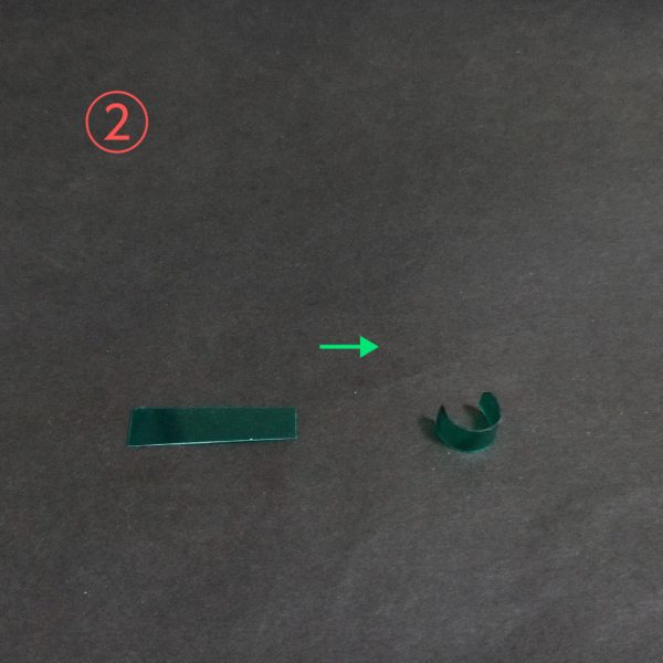 ガンキャノン頭部の加工今回は画質が悪くてすみません🙏💦①の画像で市販の5ミリボールジョイントを加工して、内部センサーのモールドをスジ彫りした0.3ミリプラ板を貼り付け内部ユニットと積層プラ板で首輪パーツを製作。②の画像で暗記用のクリアーグリーンの下敷きを切り出してヒートプレスしてカメラシールドを製作しました。③の画像で頭部内部に2ミリプラ棒を取付け、そこに作っておいた内部ユニットを差し込む様にしました。④の画像で頭部の形を少し修正して、元々シール仕様のカメラ部をくり貫いて加工しました。武装編その1へ続く🙏（3枚目）