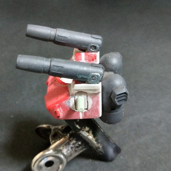 ガンキャノン武装編のキャノンの位置調整です。全体のバランスを考えて3ミリ上げて、少し後方に設置しました。取付け基部の内部モールドも追加加工で！中間のプロポーション確認編へ続く🙏（3枚目）