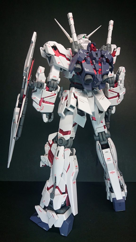 ランドセルは当初予定して調色した色を、塗装時には赤に寄せてみました。 バーニアをキャンディー塗装をしよかと思ったのですが、前に作製した「バンシィ」に合わせたいのでフレーム色にしました。 今回一番の失敗はバーニアの表面処理でした。スジボリを失敗して傷だらけになってしまいました。(´;ω;`)ウゥゥ時間があれば修正したかったのですが、今回は日数も少ないので断念しました。