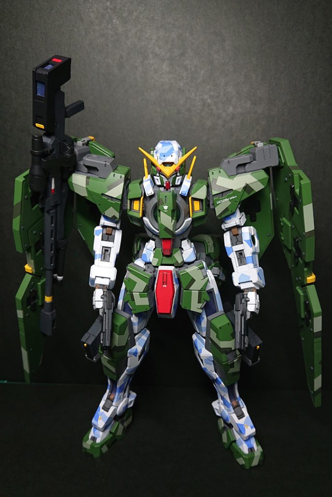 「GNスナイパーライフル」の存在感を出すのに何ヵ所か色を入れてみましたが、やり過ぎたかなと思ったりです。