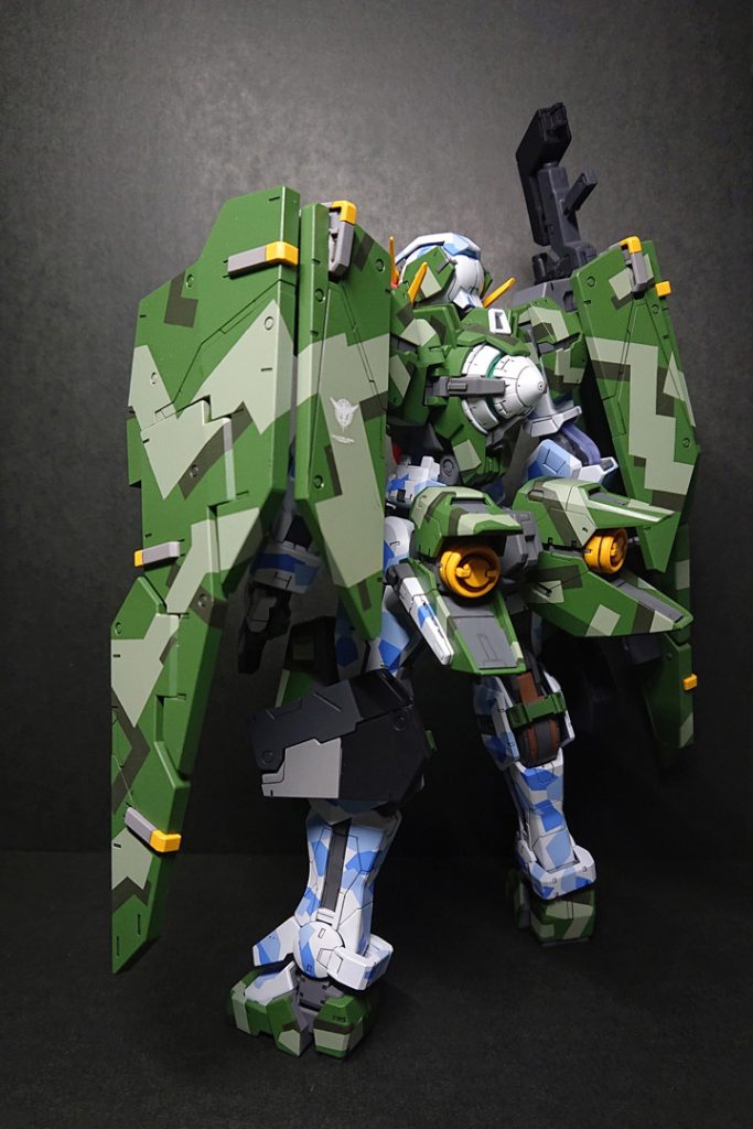 足の横のホルスターの下側を明るいグレーにしてみたのですが必要なかったかな?と・・・。(;´Д`)