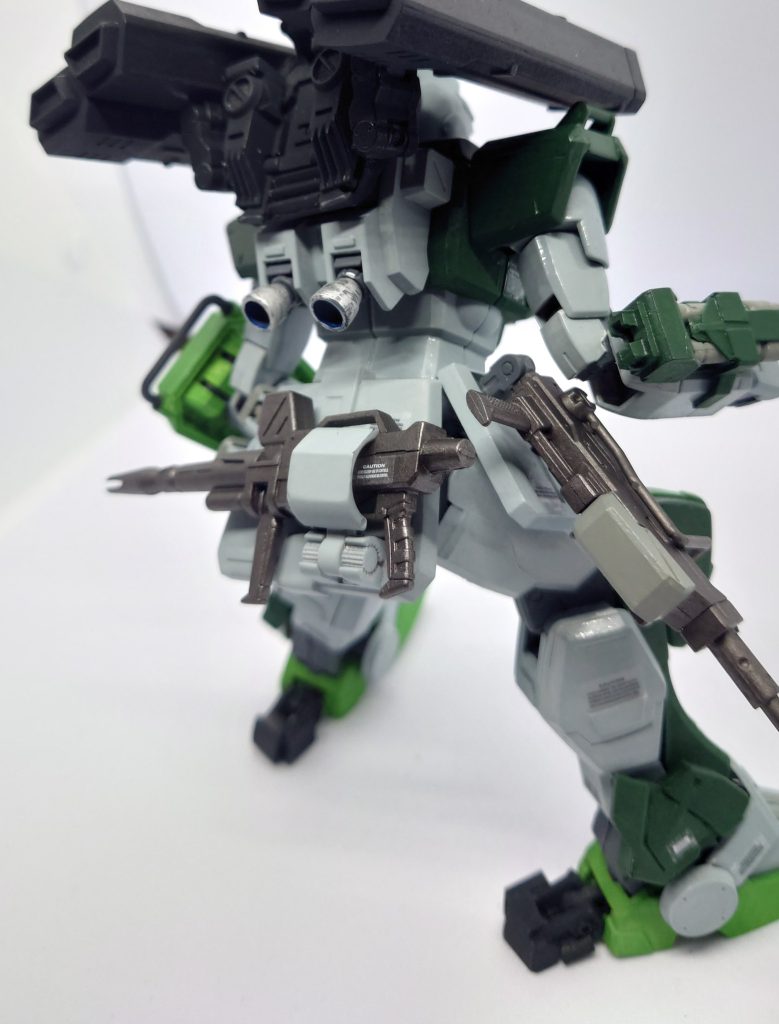 後部にライフルラック、右腰にマシンガン&左腰にマガジン装着できるようにしたので、弾切れの心配なく撃ち続けられるハズ