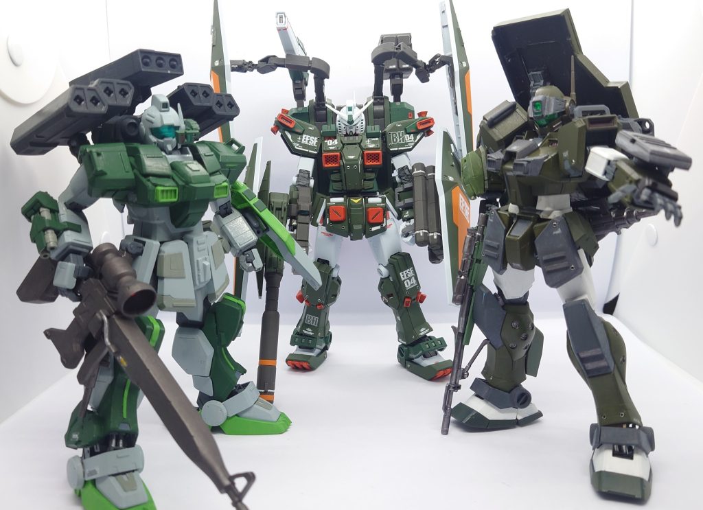 オマケ2さらにサンダーボルトフルアーマーパイセンを加えて、我が家のグリーンカラー小隊で記念撮影登場作品が全て違う夢のコラボ(笑)