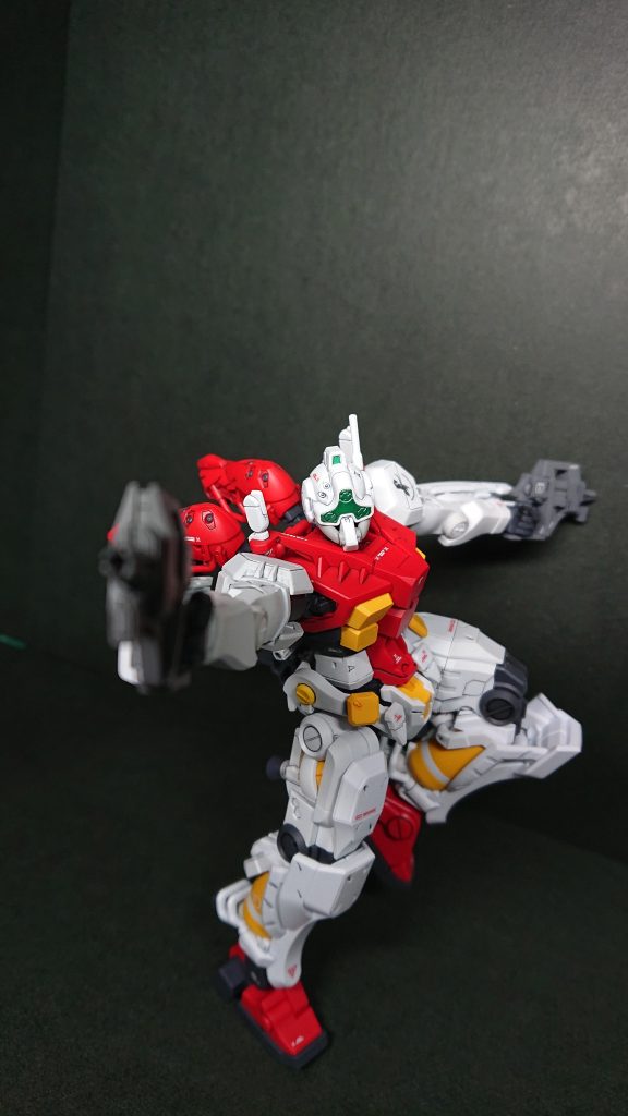 何かポーズをとらせてみようとしたのですが、変な踊りを踊っている感じになってしまいました。