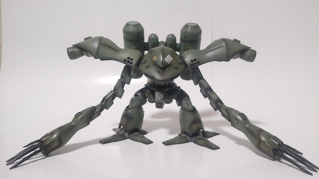 肩の後ハメ加工、合わせ目消し、丸モールドの開口等、定番工作をしつつ、全身にある放熱口(?)は切り落としてディテールアップパーツにしてあります。ボディカラーはリアルにあえてジオンディープグリーンのみ、ハイドロジェットパックはジオンライトグリーンです。