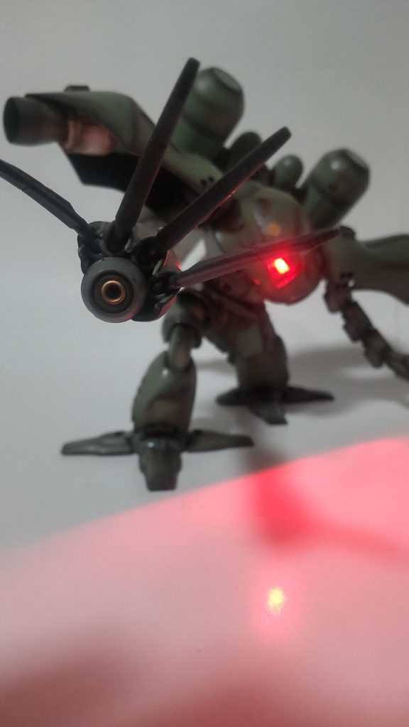 掌や腰のメガ粒子砲はミニ四駆のパーツ使ってディテールアップ、アクセントに。モノアイの発光範囲が妙に生々しくなって良い感じです。