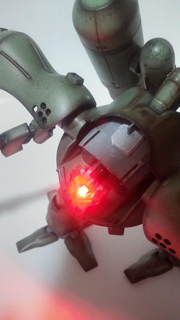 発光テスト。ピンセットでミライト抜いて点灯させてまた入れる…みたいな感じ。