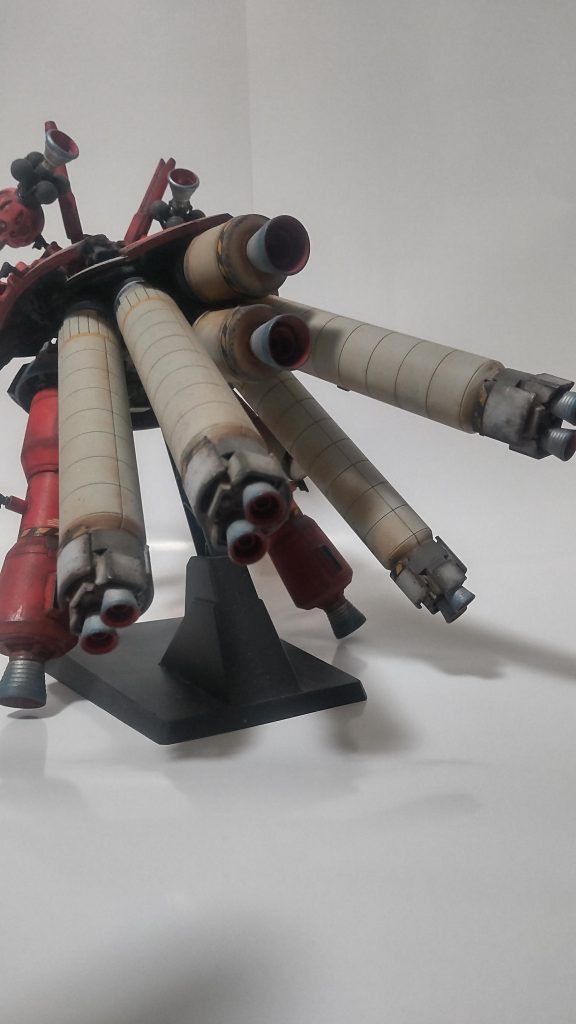 上半身はHGの赤いガンダム下半身はRGジオングプロペラントブースター8本プロペラントブースターのプロペラント2本腰部メガ粒子砲2門背部ビームキャノン2門ビット2機( 最大6機)有線式サイコミュ2機指部メガ粒子砲10門Iフィールドジェネレーター2機…とゆー、超豪華仕様でございます。ビームサーベルなんか要りませんそんなものwww!