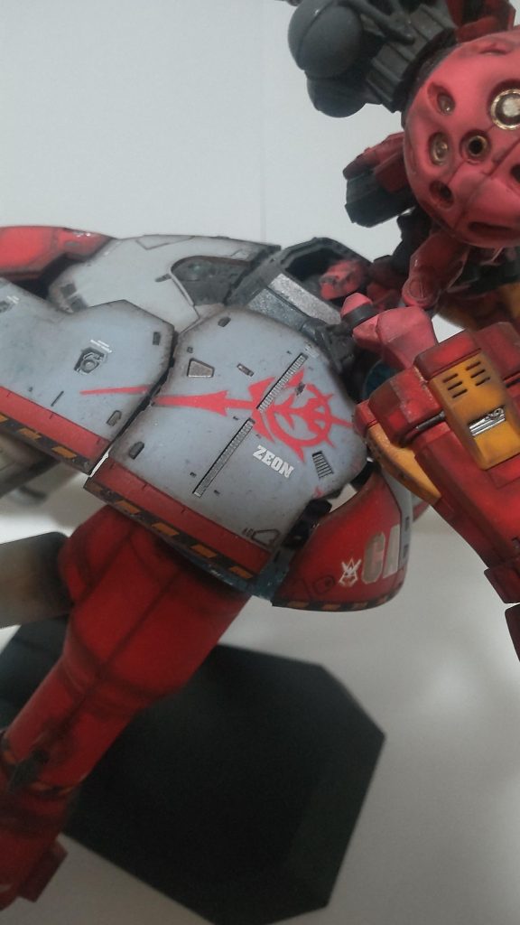 キット付属のジオンマークも活用、斜めにオサレにキメてみやした!