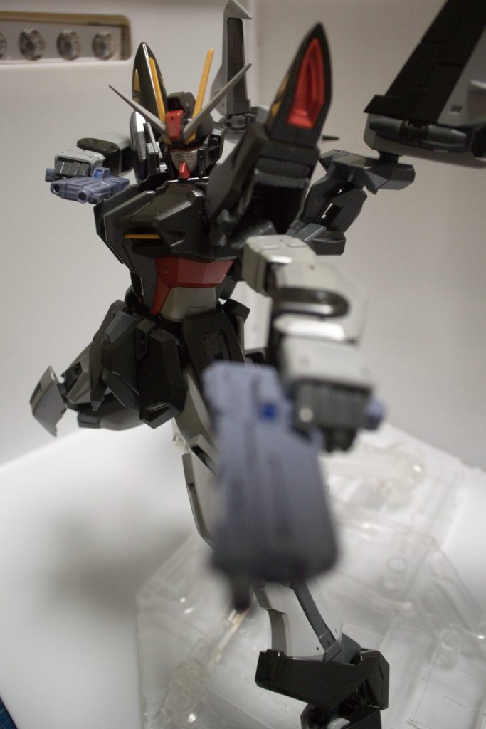 よくある二丁拳銃ポーズちなみに、シールを貼った後に位置調整したらクリアごと剥がれたので、塗膜がよわよわだったようです。爪でひっかく程度なら問題なかったんですけどね。仕方なく、シールとデカールは断念しました。残念。