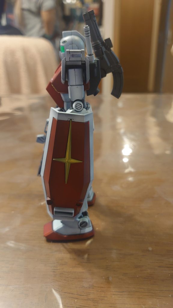 まずは部品を入手からスタートで、バンダイの部品注文ページから唯一在庫があった陸戦ガンダムの両肩と半ズボンの左右、真ん中、Vマークを各２個づつ注文した。もう一機あるので。