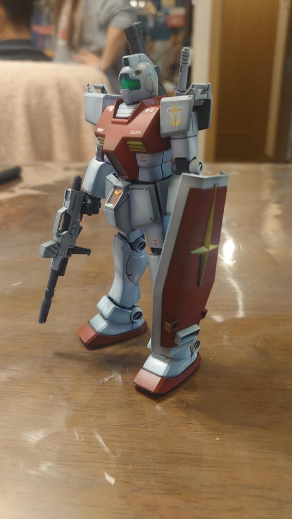 シールドは妻が部品が着いたままランナーを破棄していまい、後の祭りからのこの持ち方に。正式方向に持たせたら真っすぐならないので。、　いつも多数のイイねありがとうございます。恐縮です。m(_ _)m