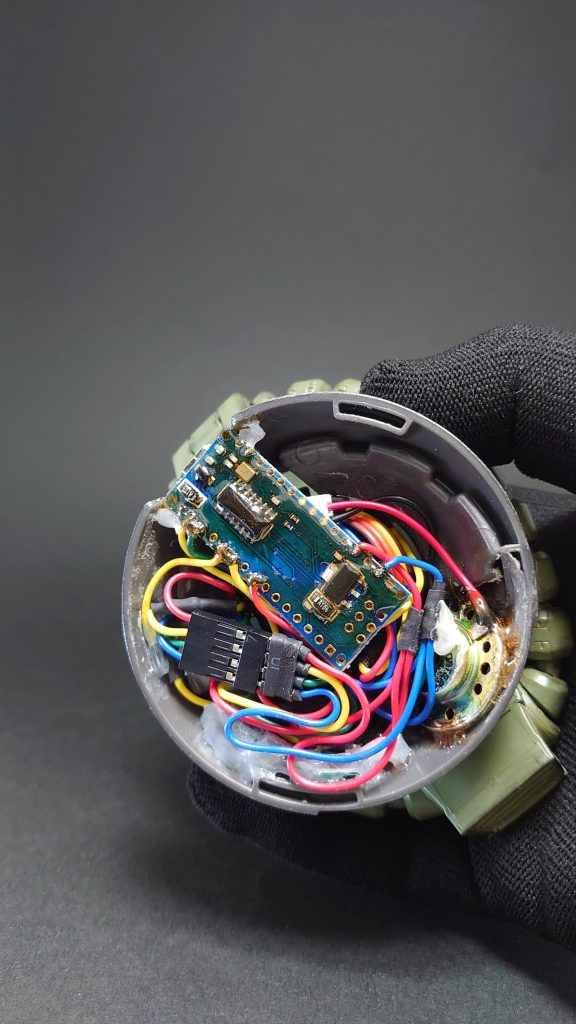 台座部分にArduino（マイコン）と音声出力基盤、小型スピーカー、モード切替スイッチを組み込んでいます。＜その他関連作品の紹介ショート動画もご覧ください＞