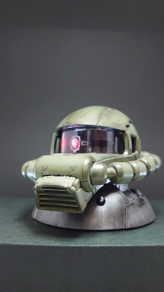 台座上のスイッチを押すと、「グポン」音による起動後　モノアイが動き始めます。