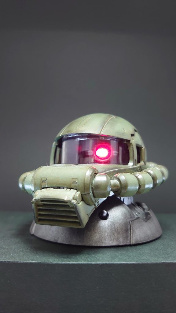 モノアイに砲弾型LEDを埋込み、基部にサーボモータを入れて回転動作ができるようにしています。