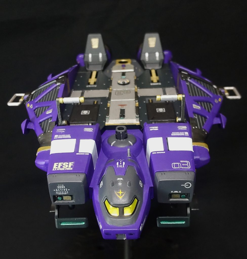 正面、白い箇所とコックピットはシールを使ってます😄。筆塗りで塗り分けるよりキレイに仕上がると判断しました。後はデカールで仕上げてます。