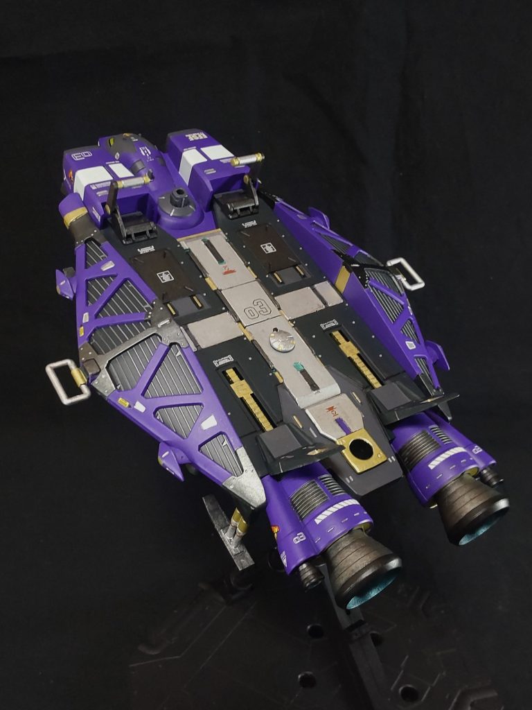 デッキ部分もなかなか派手にメタリック系の色で塗り分けてみました😁。