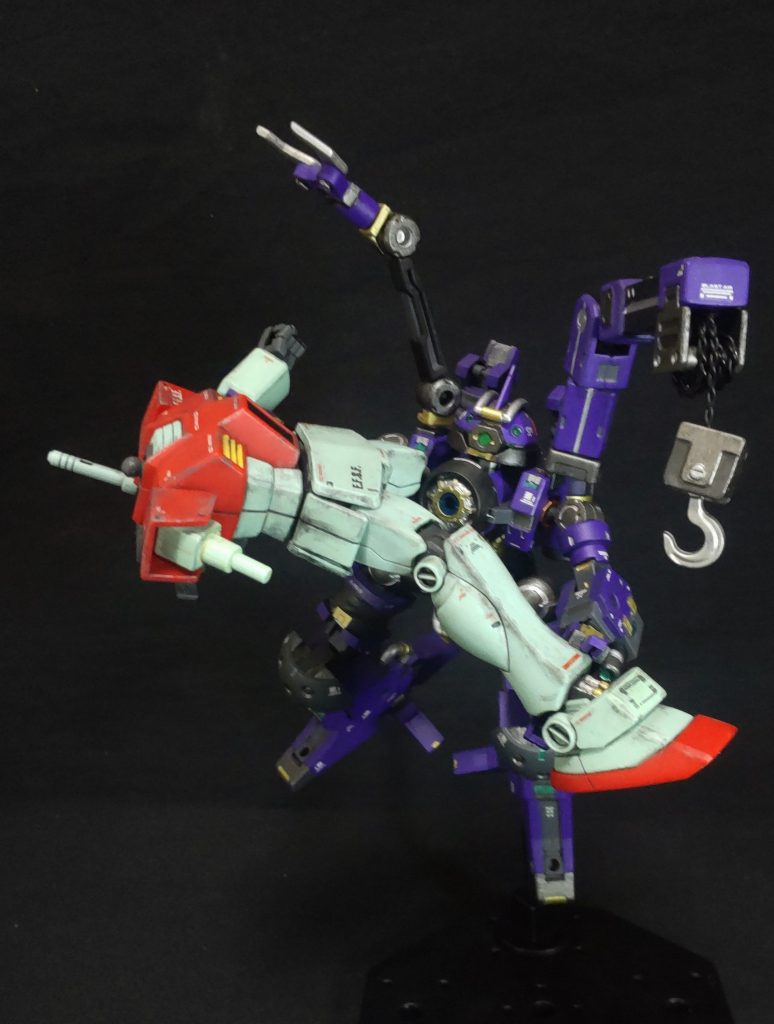 「ひどくやられたな～、生きてるか～」「今、回収してやるからな～」大きいモノはオヤハチが作業を行います。ジェガンがあれば良かったのでしょうが持ってませんのでジムさんに出演して頂きました😄。