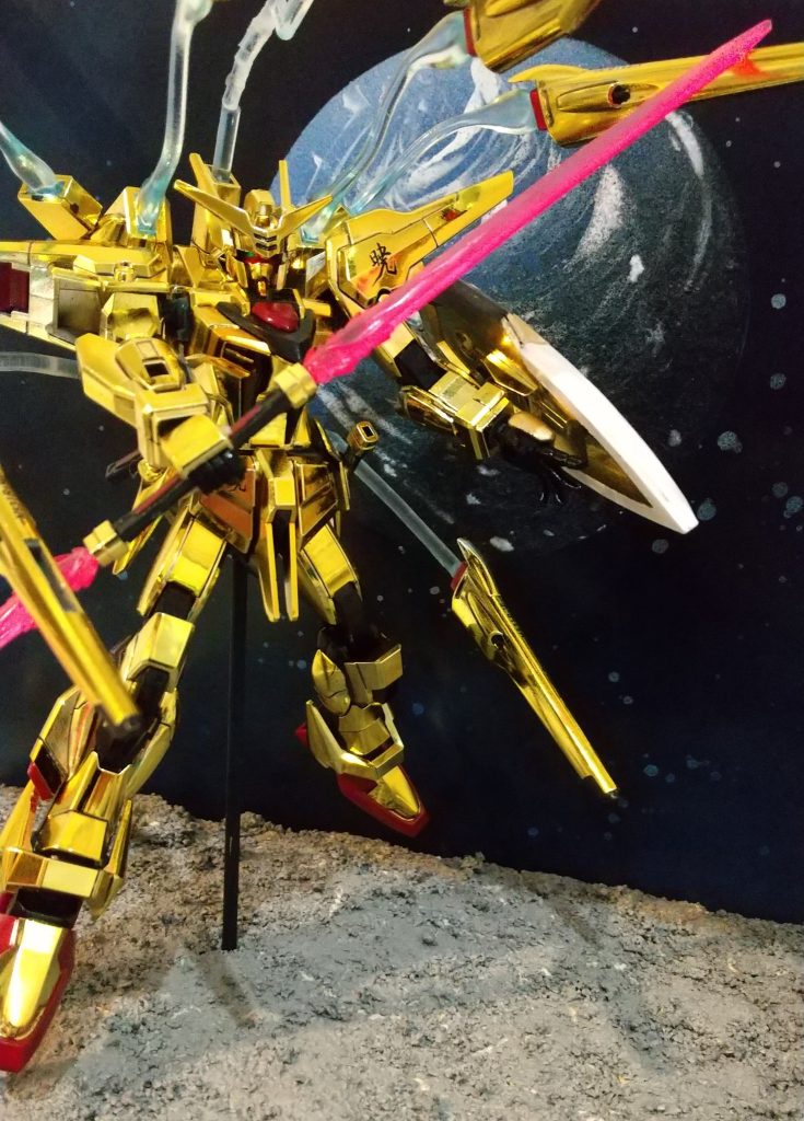 初挑戦がたくさんありました。『水転写デカール』って何気に難しいですね。『アンダーゲート』の処理はプラモデル作ってる感が凄い、でも合わせ目が気になります…いつかは全剥がしからの鏡面仕上げまで挑戦してみたいです。関節部のグレーをアクリジョン『つや消しブラック』、赤はアクリジョン『メタリックレッド』、ビームソードはアクリジョン『蛍光ピンク』、目はアクリジョン『蛍光グリーン』、最後に『光沢のトップコート』。サーフェイサー無し。スミ入れはタミヤの『流し込みブラック』。