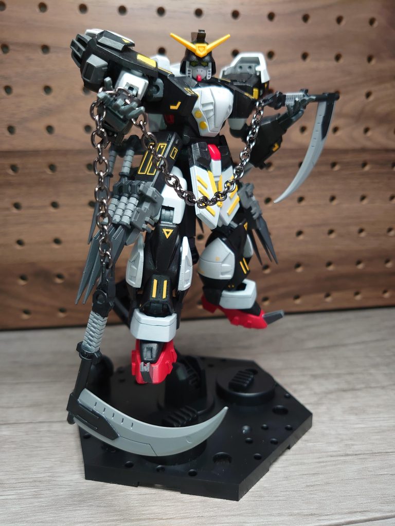 ・鎖鎌両端共に鎌となっており、敵機を得意な近接距離へ引きずり出す。宇宙では隕石同士に鎌を突き刺し、間の鎖で足場を作ることも可能。