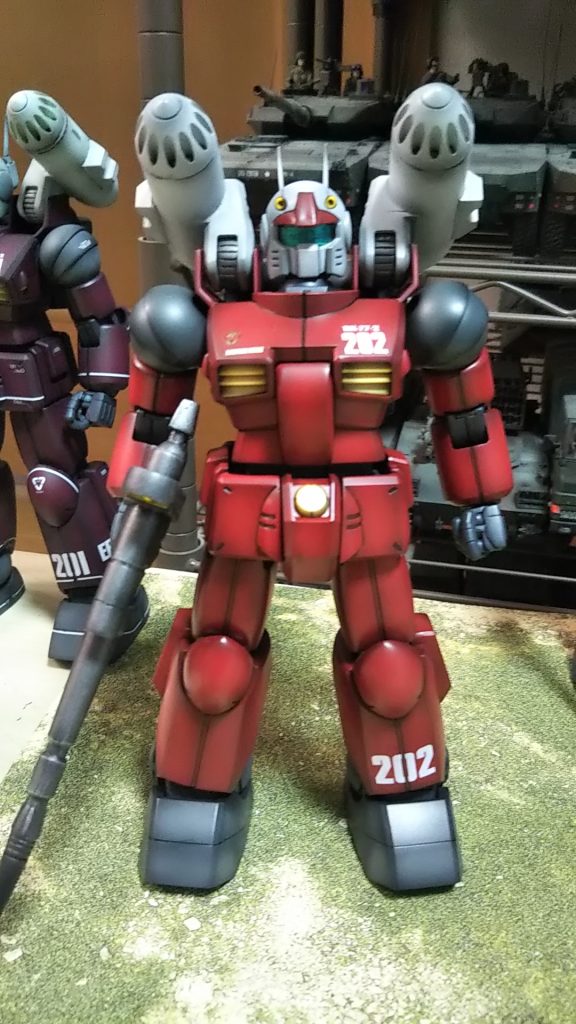 正面今回は明るい赤に塗装しましたあ～腰パーツが集まらなかったので粉々になった部品を集めて可動部を、接着しております