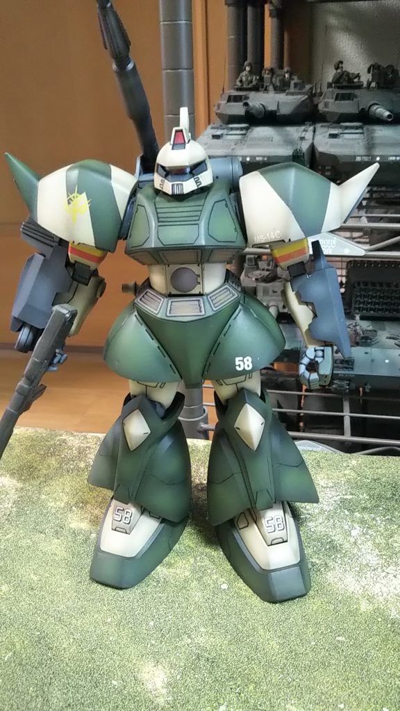 正面💦迷彩に影響与えずにグラデーションかけております💦前世紀の作なので関節がへたり込んでうしろに倒れてしまう件、手足の関節も強化しております💦