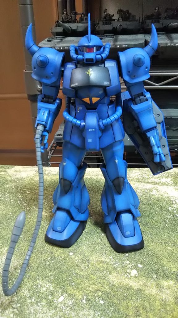 正面2000年代初頭に制作し、実家にて保管していたMGグフver1.0を正月休みに持ってきていつものグラデーション再塗装しました💦
