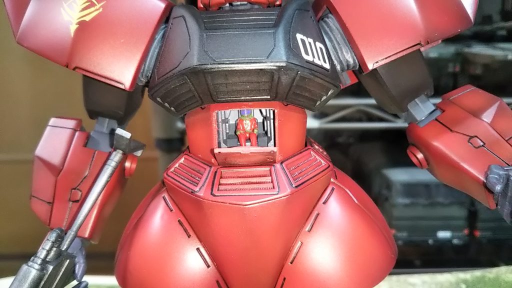 このキットにはパイロット（ジョニー・ライデン少佐）がついています。後作者はもう1機ver1.0のパチ組みゲルググキャノンを用意しています💦