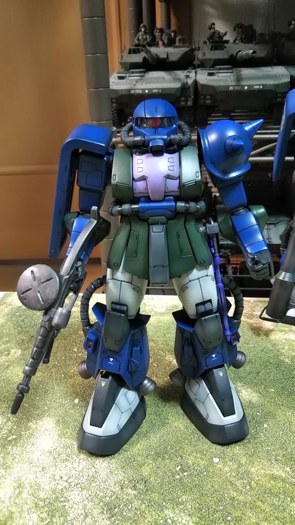 正面今回実家の棚に25年以上未塗装で飾ってあった機体をベースにあちこちからジャンク扱い部品を集めていつもの作風にて塗装、完成させました💦