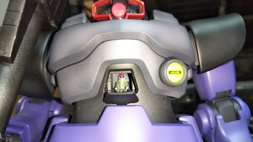 このキットにはパイロット（ジオン軍一般兵）がついております💦　残るはあと４つ💦