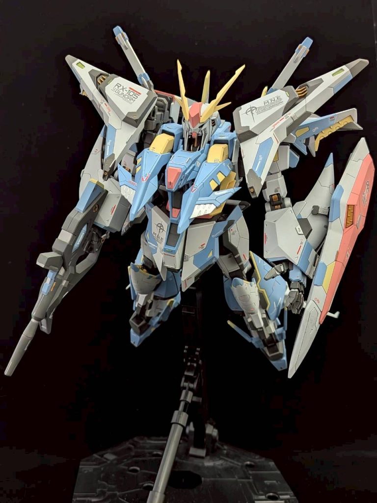 肩のミノフスキー・フライト・ユニットは『セイラマスオ』さんの作例を真似て、位置を上げてみました。ディティールアップのため、全体にスジボリ・プラ部品を追加しました。