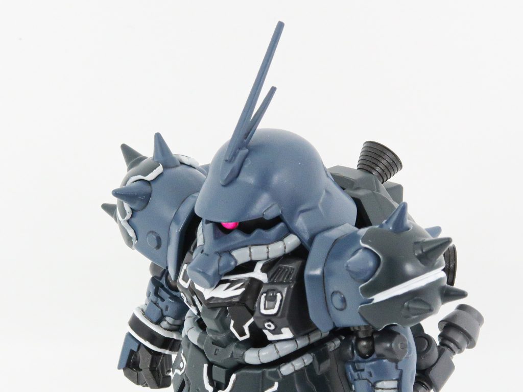 特徴であるブレードアンテナと胸のエングレービングはプラ板で作りました。