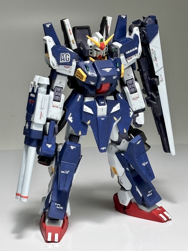 ヒザ横の追加スラスターはプラ板でベース部分を作って、サードパーティのスラスターを装着。動力パイプは裁縫用のゴムヒモ。スリッパ周りもプラ板で形状変更。