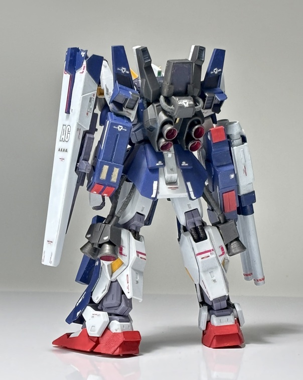 左腕のグレネードランチャーもプラ板スクラッチ。左肩から伸びる特徴的な形状のシールドもプラ板スクラッチ。裏面にビームライフルをマウント。