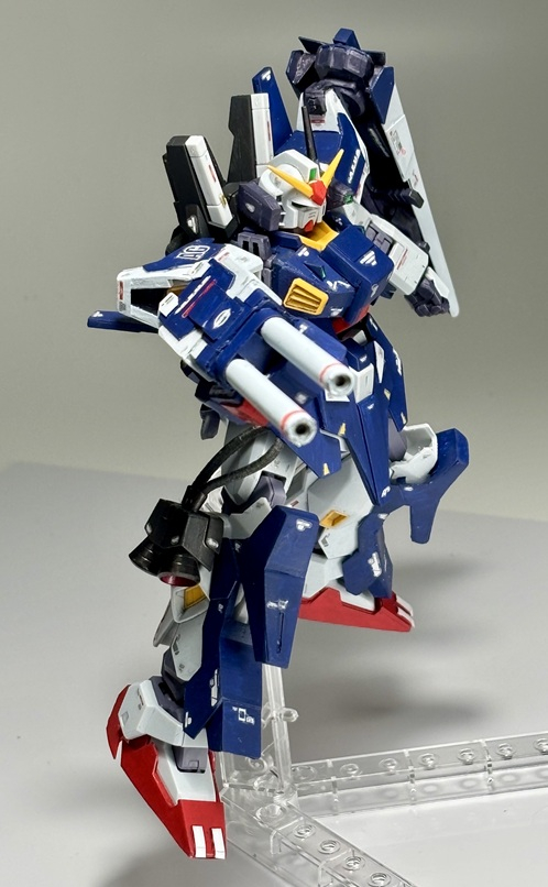 ヘッドはキットのまま。首を少し延長してアゴが引けるように。バルカンポッドは小加工。胸のダクトは左右入れ替えてサイドに装着。