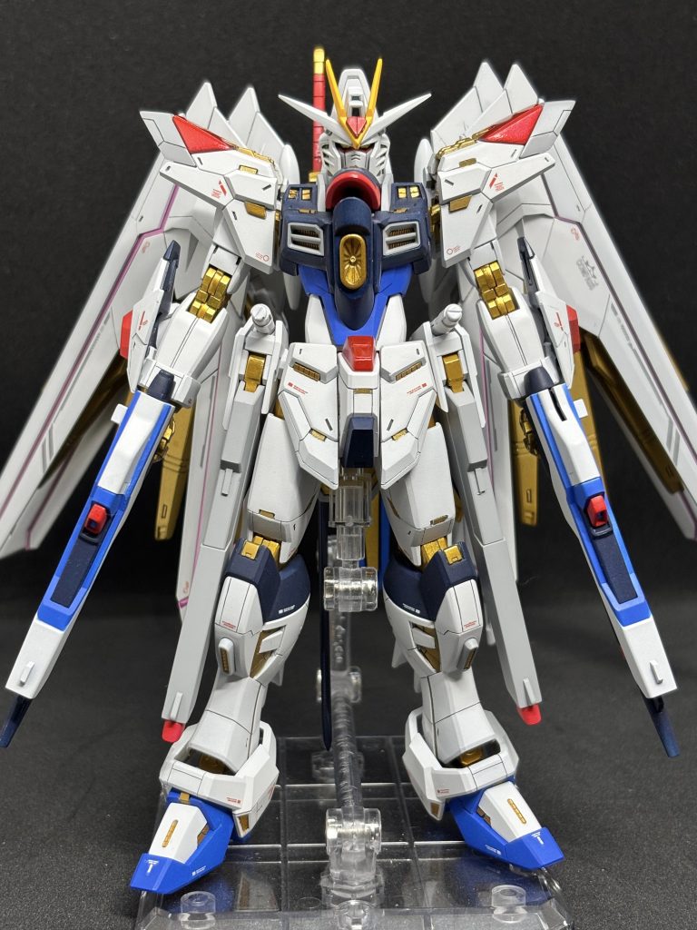 正面から。各所を掘り込んでゴールドのプラチップを埋め込みことで、MGEXストライクフリーダムのように内部フレームがより一層露出しているように加工してます。