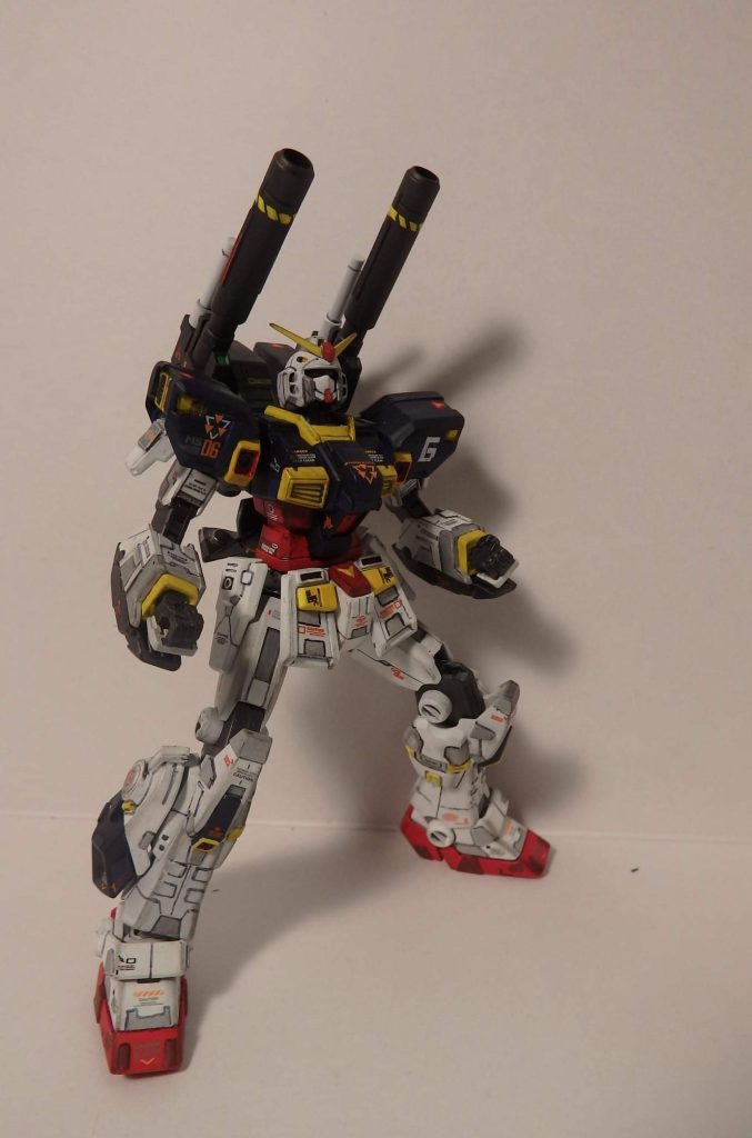 武装は300mm低反動キャノンを２丁、エネルギーキャップ形式の試作ビームライフルを１丁、ビームサーベルを２本、頭部バルカン、対ビームコーティングシールド、最後に腕部グレネードランチャーを装備。機動性に関しては機体の至るところに増設されたスラスターと脚部に搭載されているホバーユニットを装備（本来はホバーは数秒が限界だが、三ッ橋はユニットに小型ジェネレーターを装備し、ホバー移動が長時間可能になった。