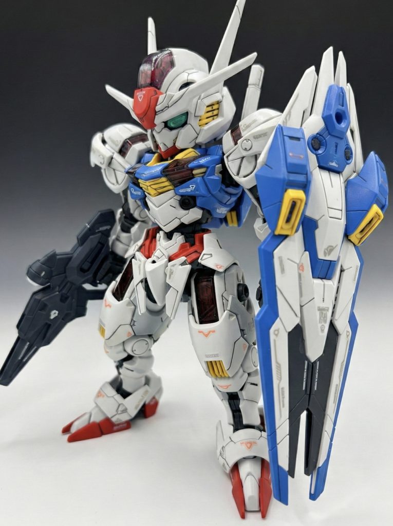 フル装備に。シールドのパーツ分割が凄いななんの。ベースパーツ無しで組み上げれるのは素晴らしい。なんでこう、エアリアルってカッコいいんだけどパッと見て女性らしいプロポーションって分かるんだろう、モビルスーツなのに。