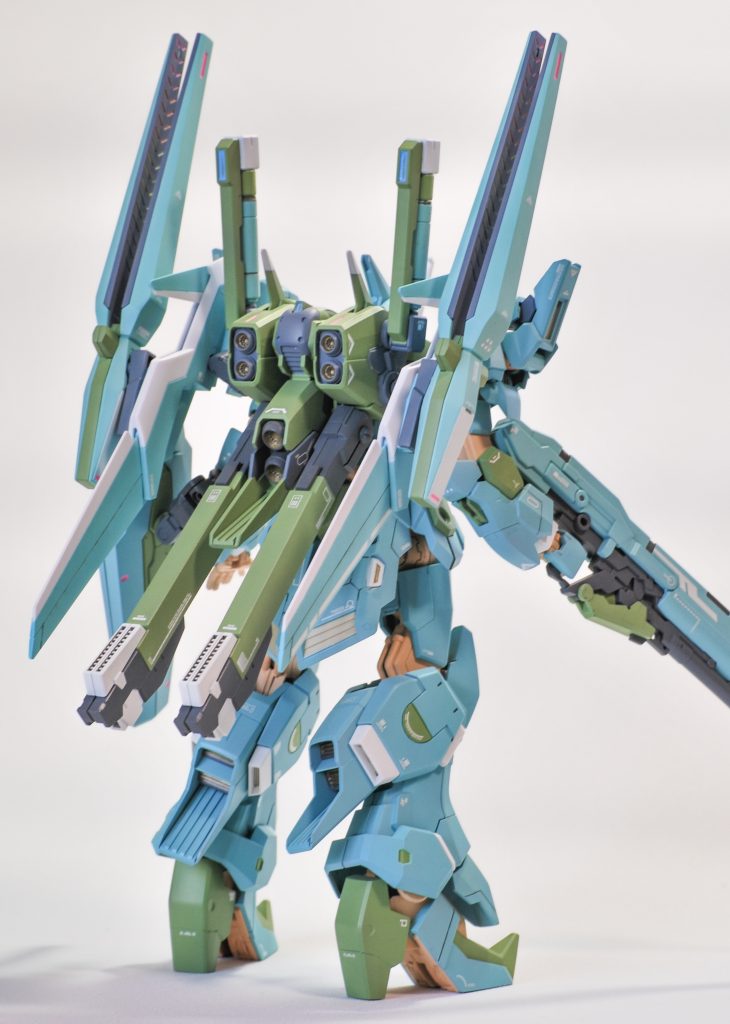 本体はトーリスリッターそのままで、プロポーションは修正していません。ディテールアップはスジボリと多めのデカールがメイン。バックパック周りはもともとのトライブレード（有線武装）をデルタカイのファンネルなどに装換。円筒型のタンクもコトブキヤの角型に。手持ち武装もデフォルト（バウとかのものでしたっけ??）をやめて、巷で人気のライフルと、サイコミュ感を出すためにリージョン違いのルブリス・ウルのものに替えました。