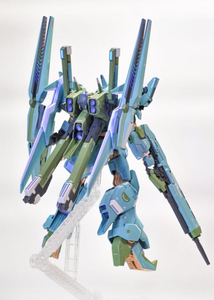 また、今回制作には、こんな妄想ストーリーもあります。もともと連邦軍の機体であるペイルライダーからネオジオンが10年掛けて開発したのがトーリスリッター。宇宙世紀0090年時点で、強化人間用のサイコミュシステムとして「HADES」が搭載運用されていましたが、トーリスで「HADES」の研究は最後。一方、連邦側でもデルタカイに代表されるように、強化人間用サイコミュ「N.I.T.R.O.」が発展。以降、「N.I.T.R.O.」も中断して「ALICE」システムに傾いている歴史なはず。ここで思い描いたのが、この2つのサイコミュ研究が再び連邦の手に渡り、再構築されたら？という妄想ストーリーです。敵対する勢力の間で、モビルスーツや技術が奪取・鹵獲・再設計され、立場を変えながら受け継がれていく宇宙世紀らしい流転。その延長線上にある機体として、“往復する技術史”をイメージしながら制作した「TODES KAI（トーリスカイ）」を位置付けています。