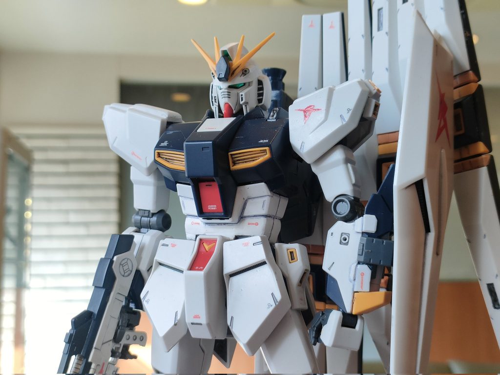 左前腕部は適当にランナーのタグを切り貼りして太く見せています。今見ると、シールド基部にも貼ればよかった･･･　後は上腕外側をランナー板を張って1mmほど厚くしました。これはやって良かった。アンテナは2mm短く、首と顎を0.5mmほど削っていますが、これはあまり効果が無かったです。それ以外は整形色のまま、左肩のアムロのマークが大きすぎる気がしたので剥がして手書き、デカール、スミ入れ、半艶で完成です。&nbsp;古いキットですが、個人的には本当にカッコ良いと思います。図らずとも今月のホビージャパンでプロモデラーのオトカワ氏が全く同じキットを制作されています。似た様な事をしていますが次元が違いますｗ同キットを制作される方は是非そちらをご参考下さい。オトカワ氏も言及されていましたが、顔は歴代最高クラスにカッコ良いです。ディテール盛り盛りの最新PGは当然素晴らしいですが、アニメ寄りの当キットも最高でした。