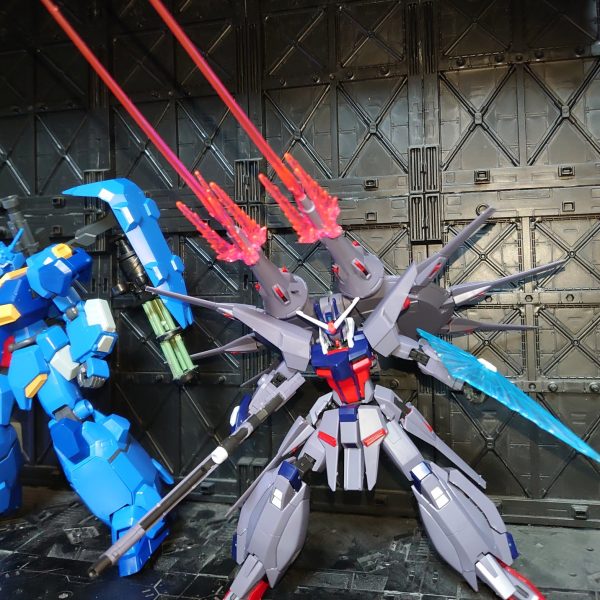 コスのほうの造形に時間取られて完成品がぜんぜんないのですが素組はしてました('ω')ビームバズ（1/100）と100円ガトリング装備グスタフカールレジェンドガンダム（2枚目）