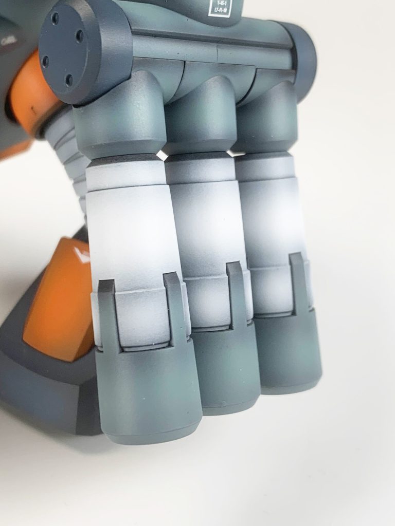 オレンジの発色にこだわり制作しました。頭部のデカールはタミヤのスケールモデルから流用しています。モノアイにはクリアパーツを使用しました。&nbsp;