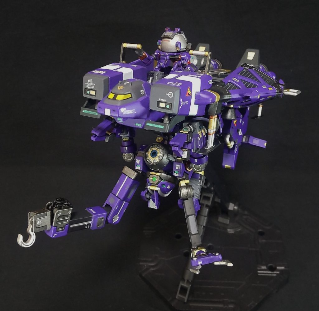 戦闘終了後に回収作業を開始します。89式ベースジャパーの見所のひとつ、背面搭載も出来ます。