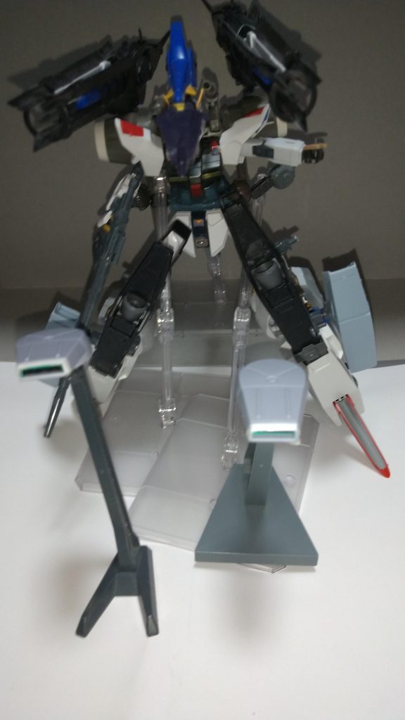 スラスタービットを展開した状態。文字通りスラスターの役割を持つ他ビーム砲にもなり小型のシールド・ビットとしても扱える。バイザーユニットを装着した状態だと自立型AIが各ビットを操るためニュータイプでなくとも使用が可能。ニュータイプはバイザー有無関係なしで扱える。