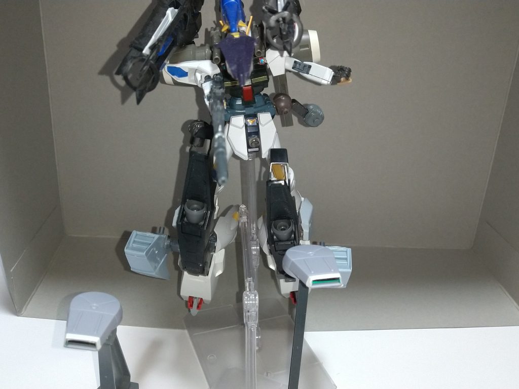 一斉射撃状態皆大好き一斉射撃状態のアペックスユニット。この状態だとブースター兼ミサイルポッドが両側が開き全弾発射し殲滅する。特に多数の敵機が襲いかかった際等が有効的な手段となる。